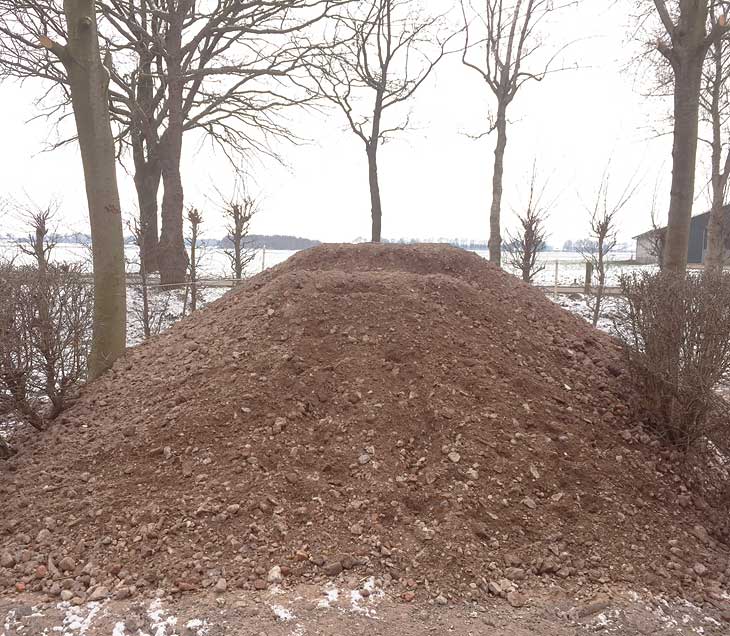 Vrachtwagen bezorgt gebroken puin op de afgesproken stortplaats