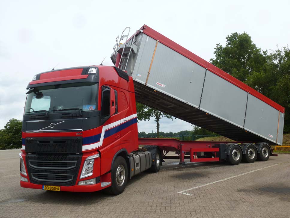 Kipper trailer vrachtwagen steekt achteruit naar de stortplaats