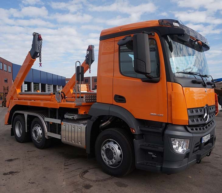 Portaalvrachtwagen met kraanfunctie levert big bags gebroken puin