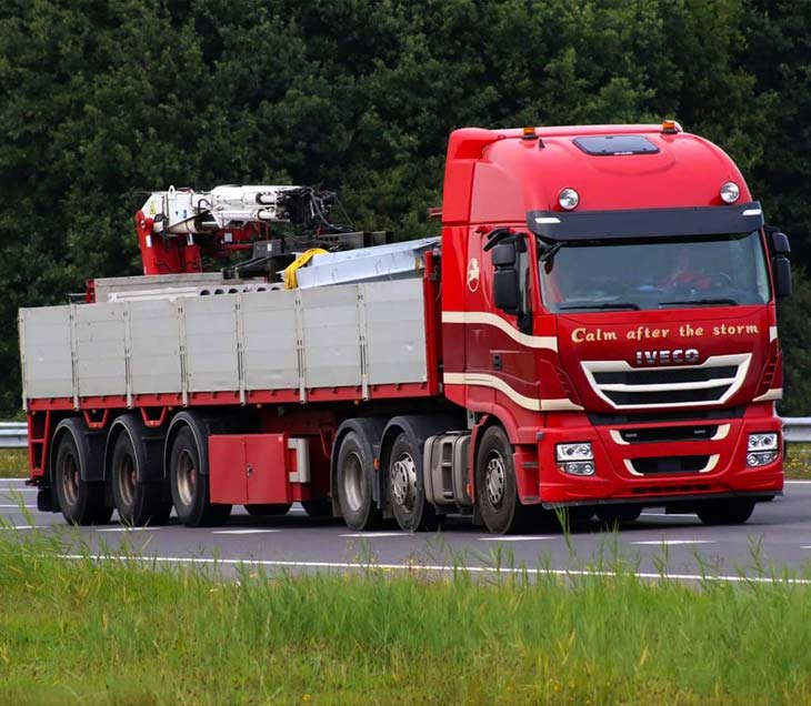 Trailervrachtwagen met kraanfunctie voor big bags gebroken puin